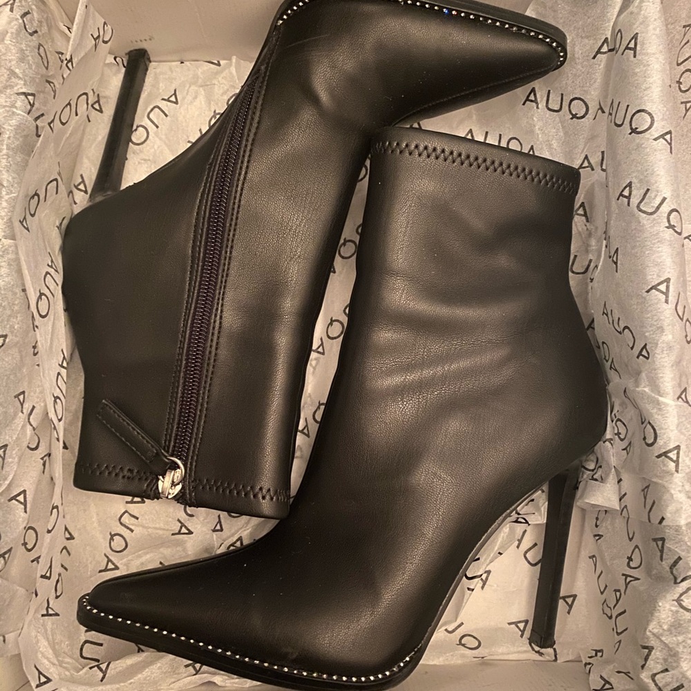 Brand New black pointed toe booties 🔥🔥🔥
